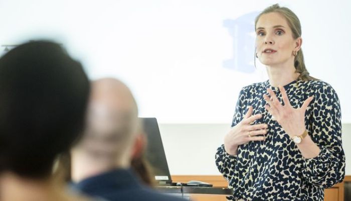 Junior Professor Dr.-Ing. Luise Göbel leads the ‘NanoMatFutur’ research group for the project StimuCrete, which is funded by the German Federal Ministry of Education and Research (BMBF) (Credit: Bauhaus University Weimar).
