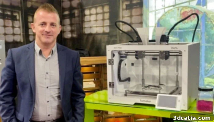 Rubén García next to the DUAL 3D printer, showcasing Tumaker's innovative technology.