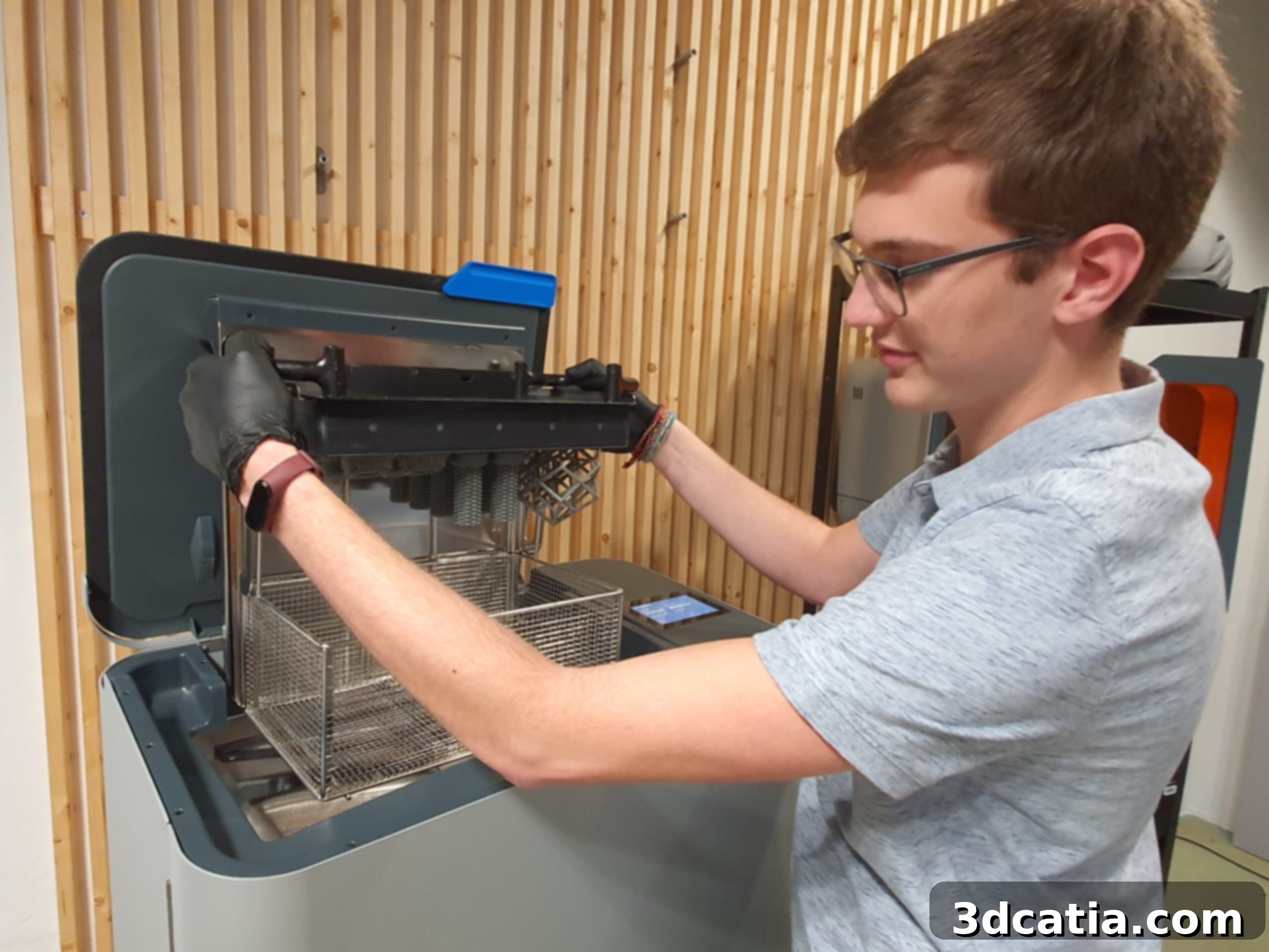 The Wash L post-processing station for Form 3L ensures easy cleaning of prints.