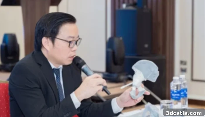 Professor Dr. Tran Trung Dung explains the treatment process using 3D printed implant models at Vinmec General Hospital.